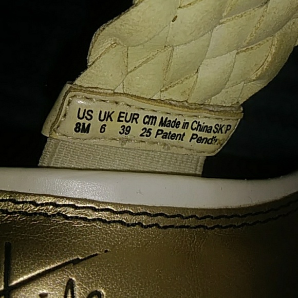 Woman's Shoes - Picture 2 of 5